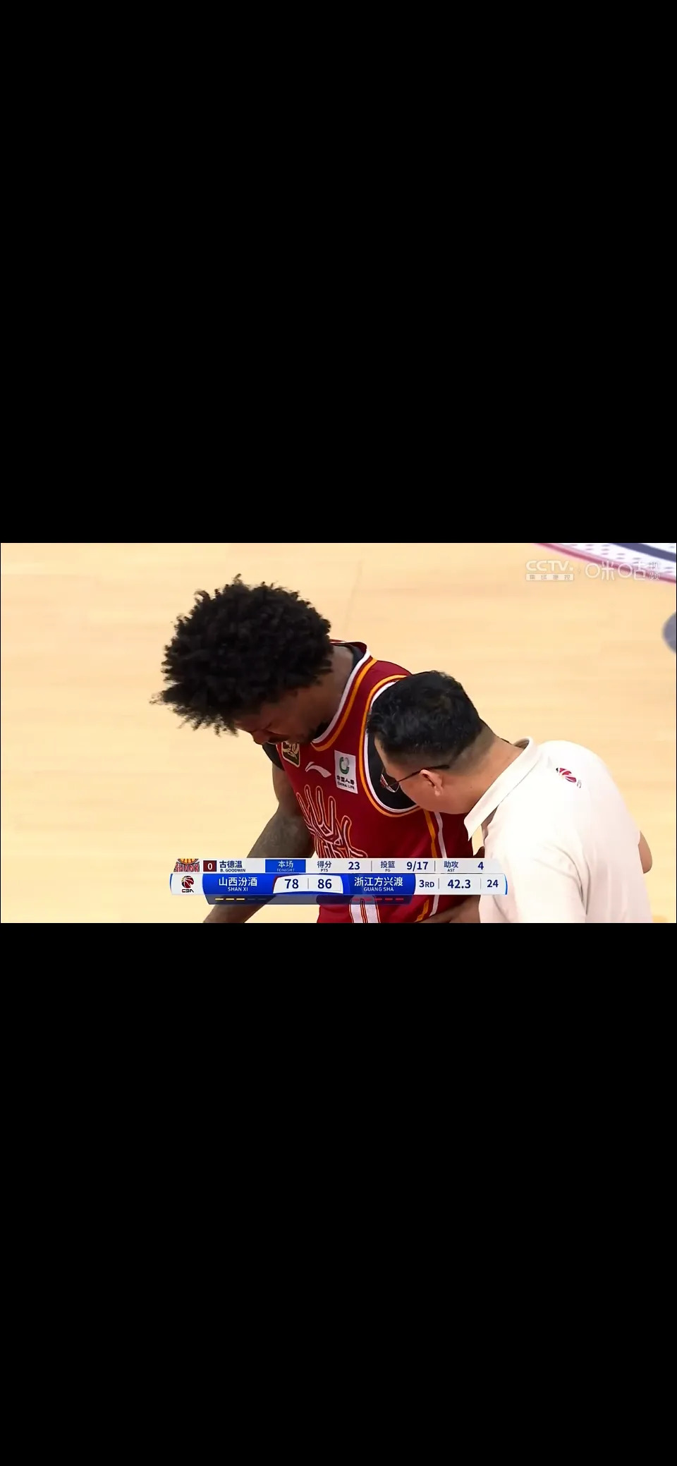 篮球选手赛后落泪，背后故事感人